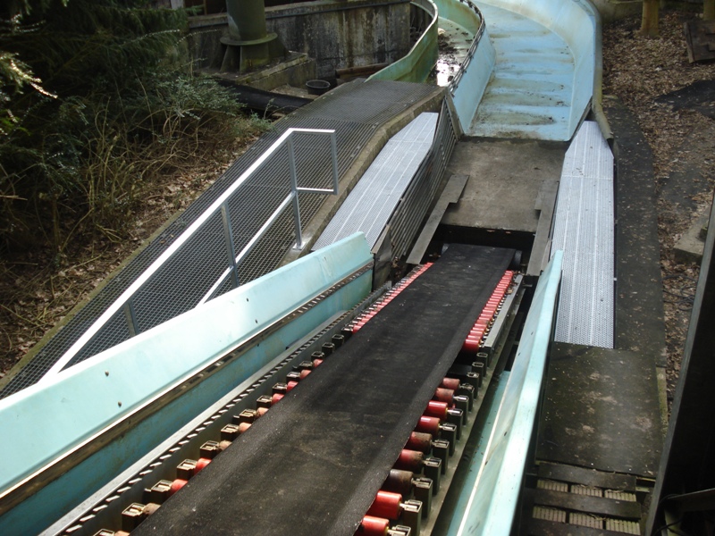 Diverse hekwerken en bordessen rond om een wildwaterbaan ten behoeven van uitstapmogelijkheid.