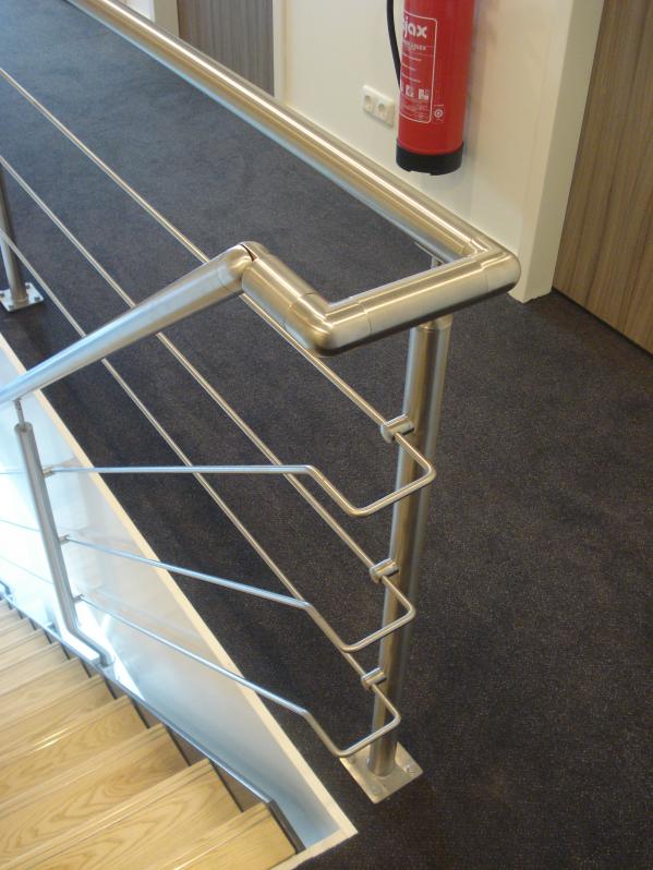 Gecoate trap met houten tredes en roestvrijstalen leuning Voor een kantoorpand in Lelystad