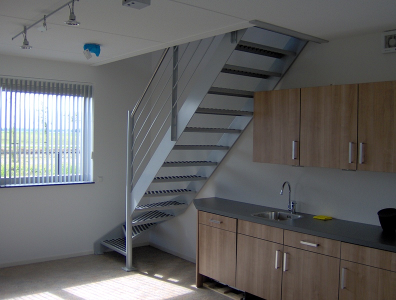 Gepoedercoate trapen voor in een kantoorruimte en woonhuis in Swifterbant