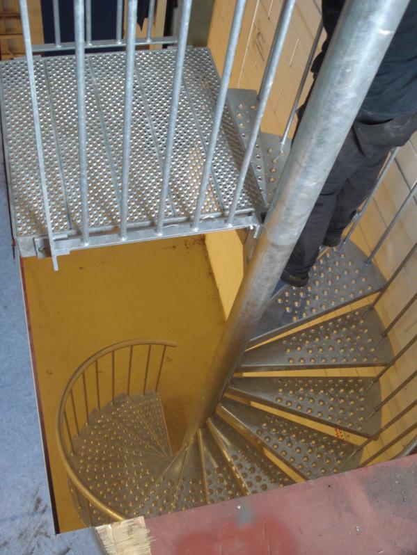 Thermisch verzinkte spiltrap in een bedrijfspand in Almere. Deze is in de plaats gekomen van een rec