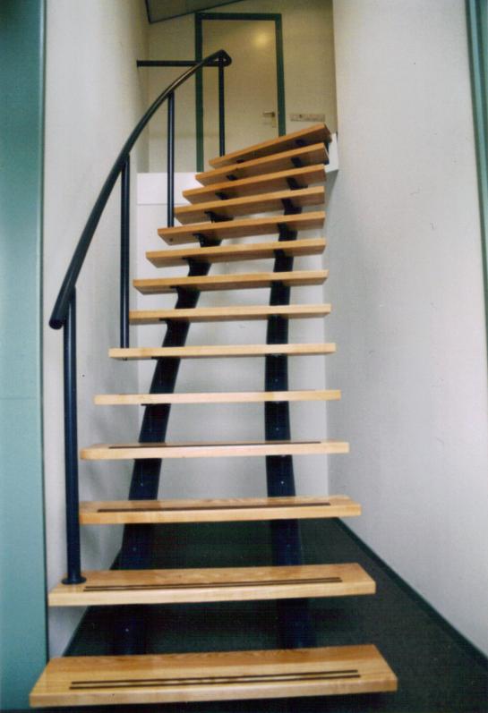 Kantoortrap in bedrijfspand in Biddinghuizen