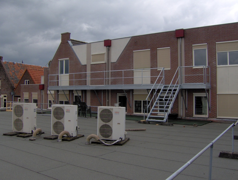 Thermisch verzinkt vluchtbordes bij de appartementen boven een winkelstraat in het centrum van Nijke