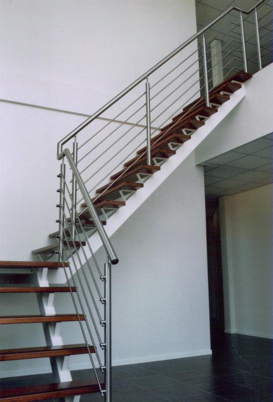 Kantoortrap in gepoedercoat staal in combinatie met houten tredes en RVS leuning