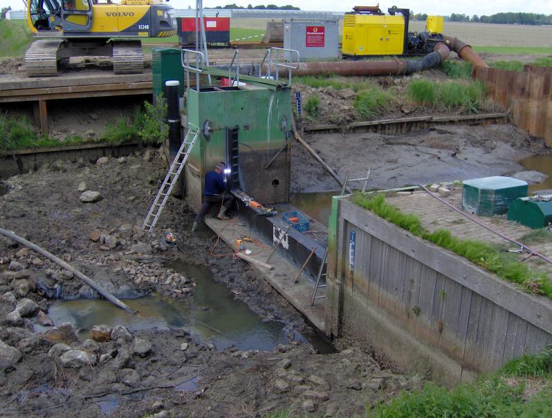 Locatielaswerkzaamheden voor een stuw in de noordoostpolder.