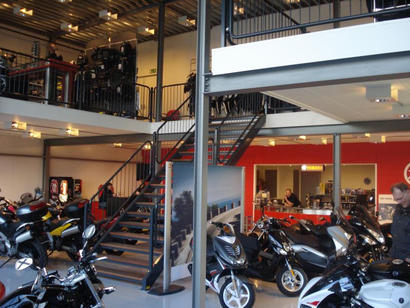 Trap en hekwerken voor een winkel en achterliggende werkplaats in Lelystad