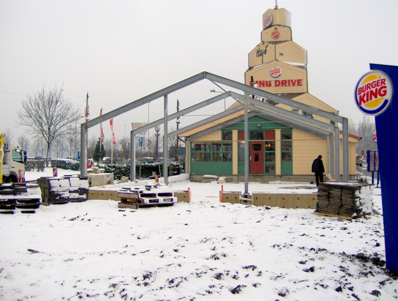 Thermisch verzinkte staalconstructie voor de uitbreiding van wegrestaurant in nabij Delft.