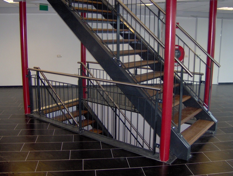 Gecoate trappen en leuningen voor een showroom in Ermelo