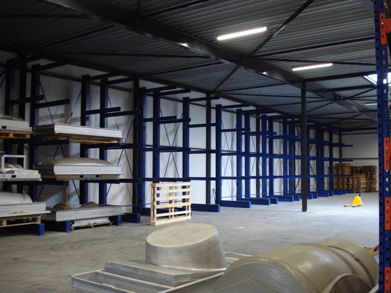 Zware stellingen voor de opslag van aluminium matrijzen.