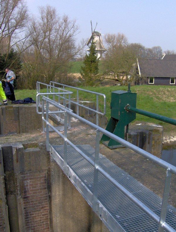 Thermisch verzinkte hekwerken voor veiligheid tijdens onderhoudswerkzaamheden nabij het gemaal in Wo