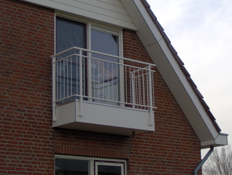 Modern strak ontworpen balkonhekwerk.