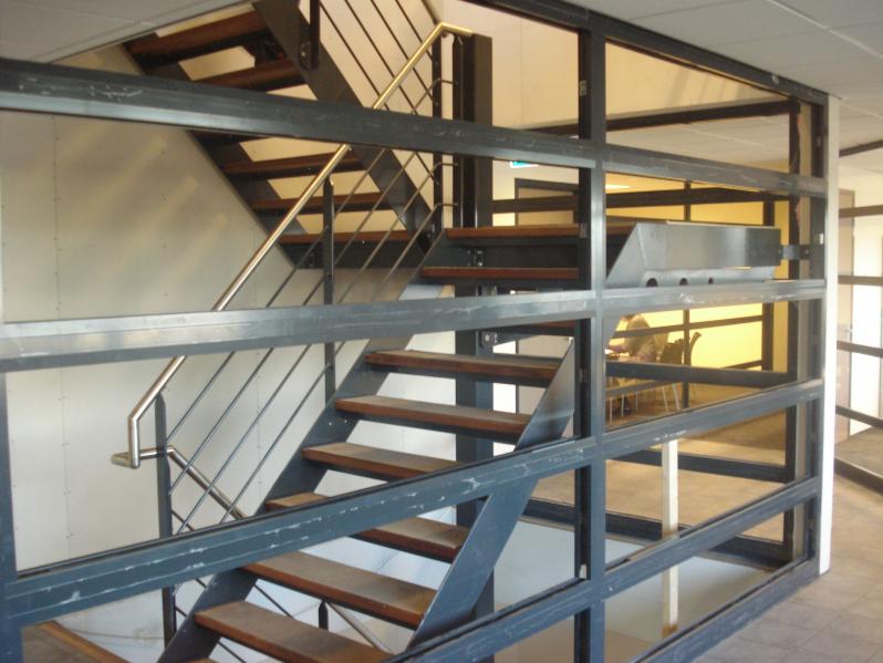 Luxe gepoedercoate kantoortrap met houten treden, deze trap staat vrij in de ruimte op een enkele st