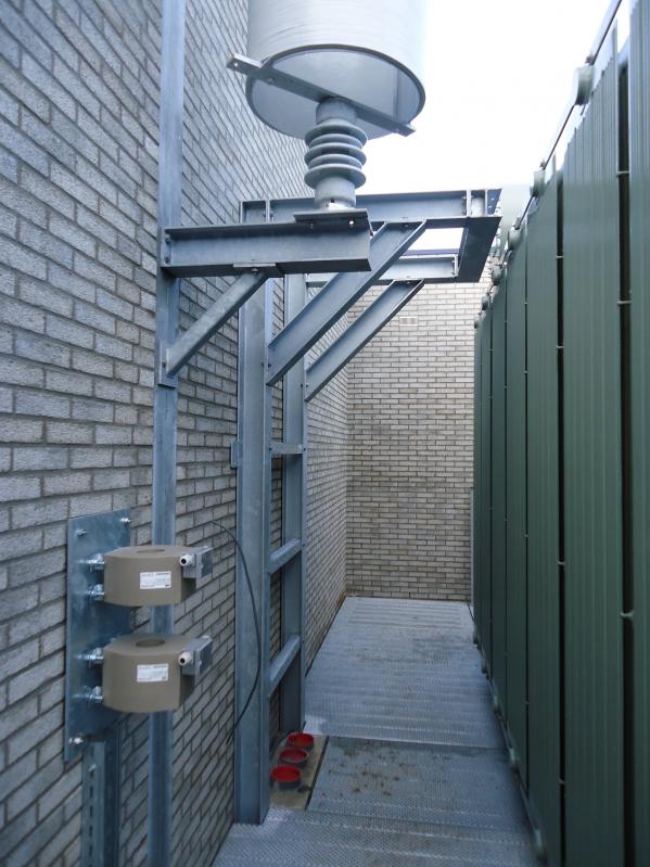 Maken en plaatsen van een roostervloer en diverse kabelopvoer steunen, t.b.v. stroomverdeelstation.