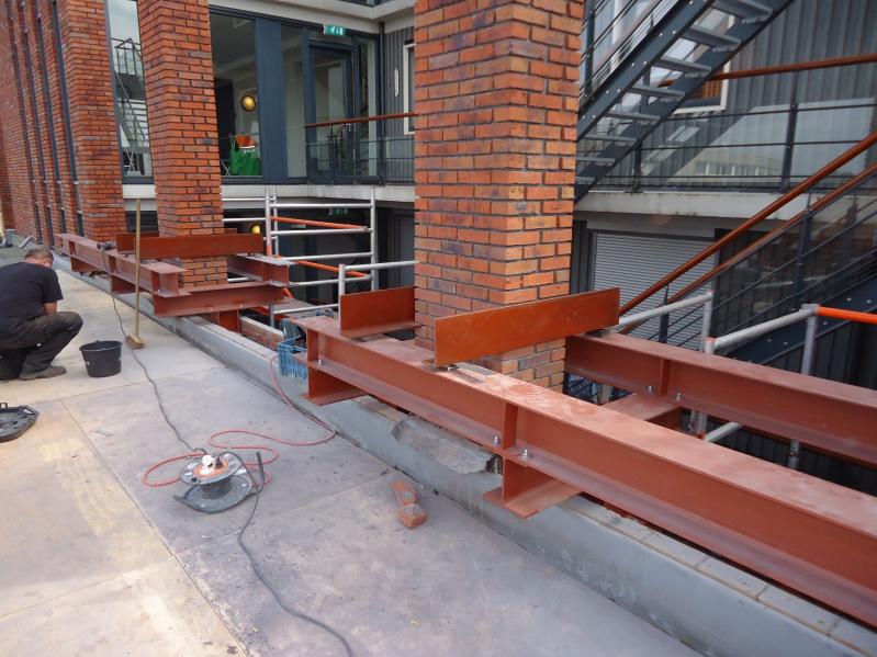 Tijdelijke constructie voor de opvang van het metselwerk.