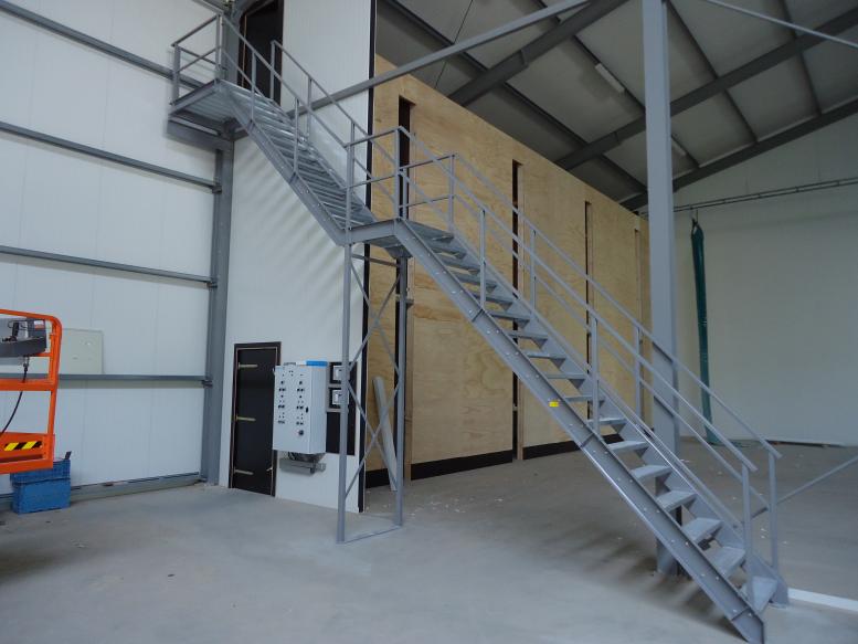 (standaard) werkplaatstrap met tussenbordes, gepoedercoat staal en thermisch verzinkte tredes.