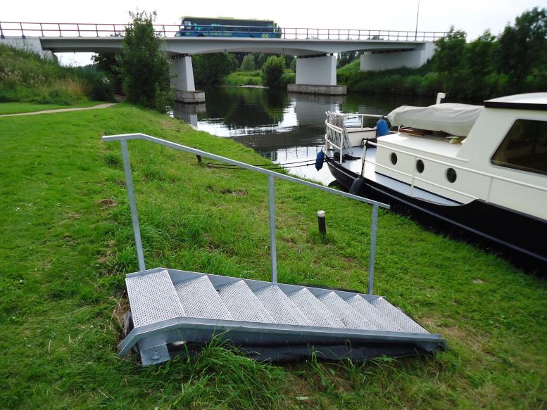 Taludtrap van staal, thermisch verzinkt voor de jachthaven van Biddinghuizen.