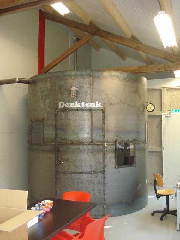 Denktank van 3mm plaat, op locatie opgebouwd.
Het doel was om te doen lijken dat de tank al jaren e