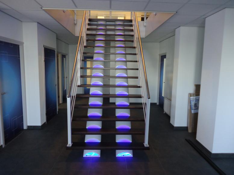 Representatieve luxe trap met trapbomen van ovale buis, wengé trede en RVS bovenleuning.
Trapbomen