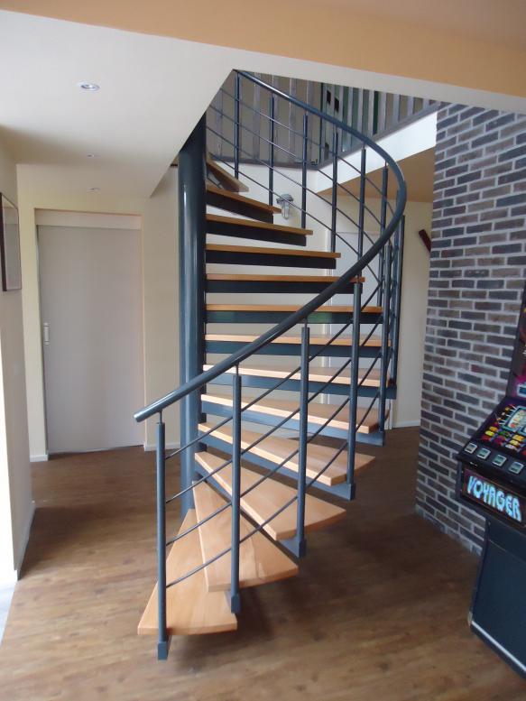 Stalen interieur spiltrap met beuken houten treden.