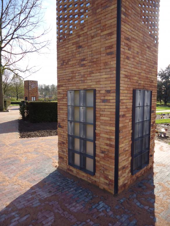 Twee columbariums in Dronten, Efesto heeft de aluminium kasten met RVS afdekplaten geleverd en gepla