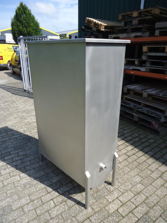 RVS bak voor de voedingsmiddelen industrie, deze bak is na het lassen behandeld d.m.v. glasparelen.