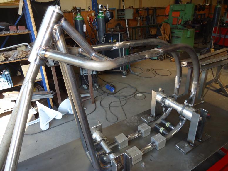 Aflassen van een eigenbouw motorframe.