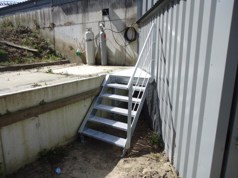 Verzinkte trap met bordes.