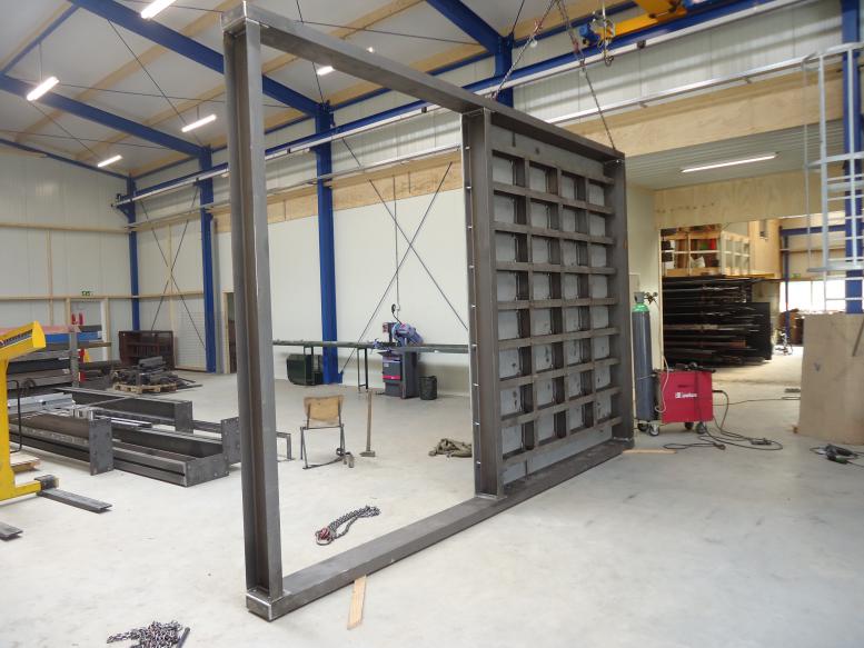 Samenstellen van stalen frame met bovenblad.