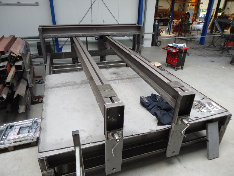 Stalen testtafel in ruwbouw fase voor hetspuiten.