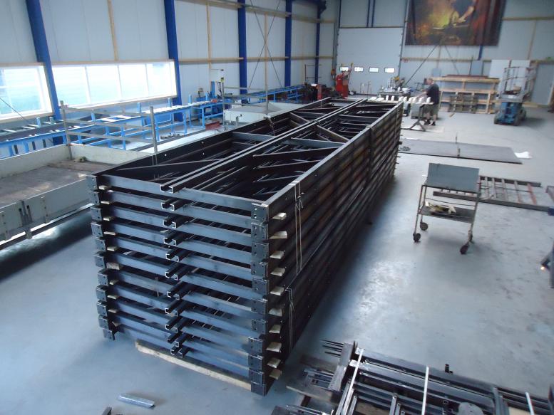 Stalen frames die worden gebruikt voor drijvende steigers, deze frames worden thermisch verzinkt.